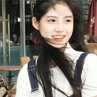 穿黄睡衣的女孩